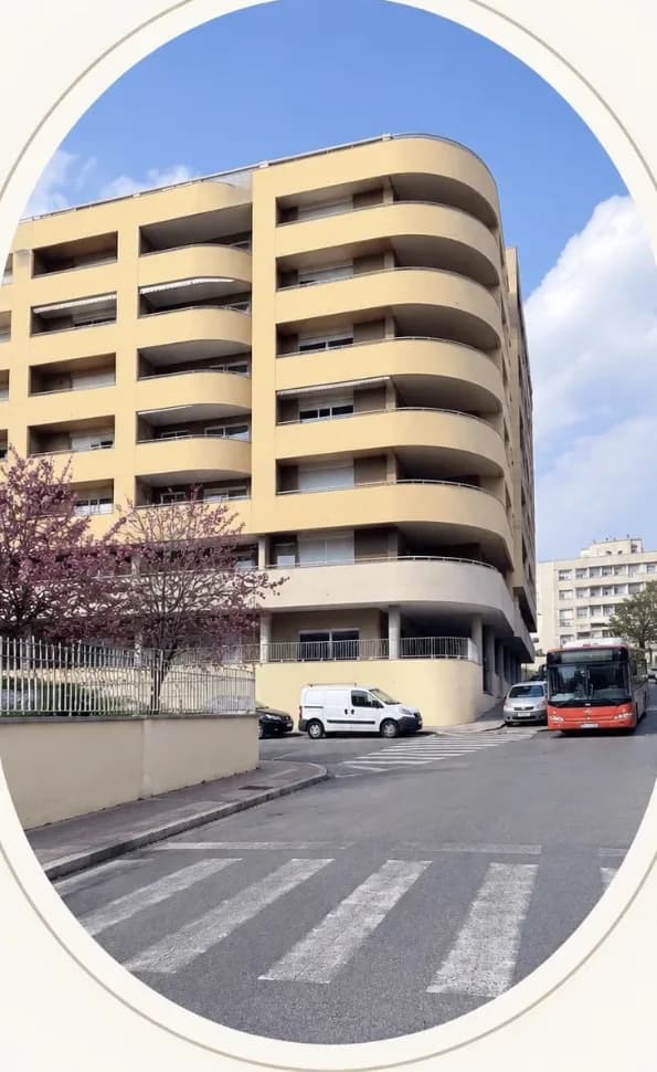 L’immeuble aux balcons arrondis, quartier Vauban, sous un cerisier en fleurs